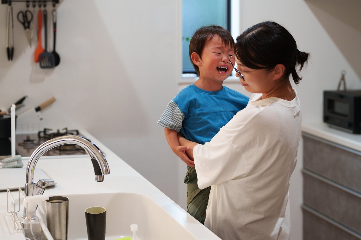 キッチンで料理の準備をする母親と子どものイメージ