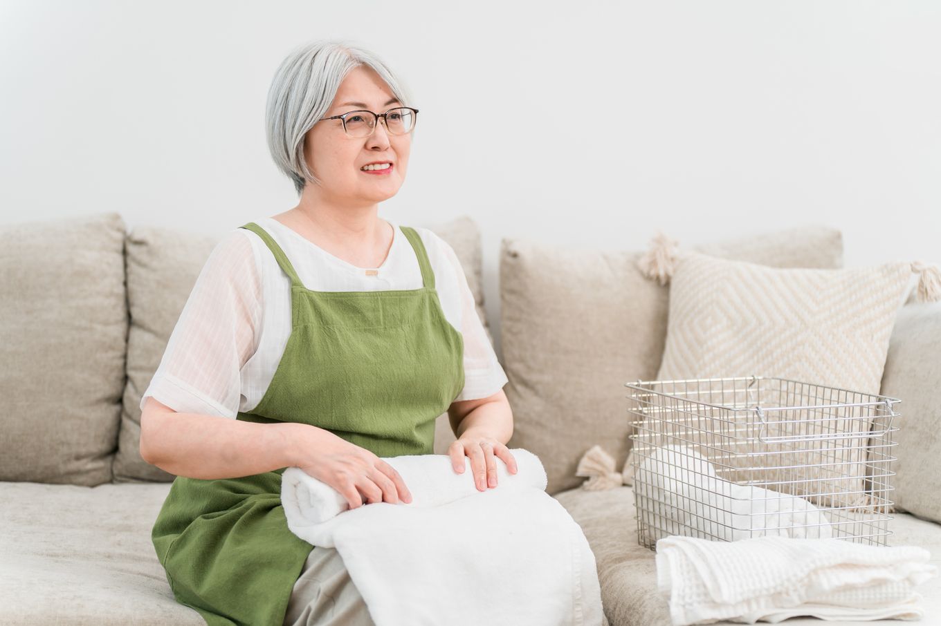 疲れた表情でリビングに座る母親